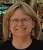 headshot of Lisa Ellis, chainmaille artisan